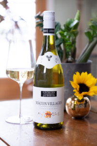 Georges Duboeuf Mâcon-Villages Blanc – Beauty – with Glass