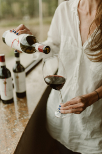 Finca La Reñana Tinto – Beauty – Pouring into Glass